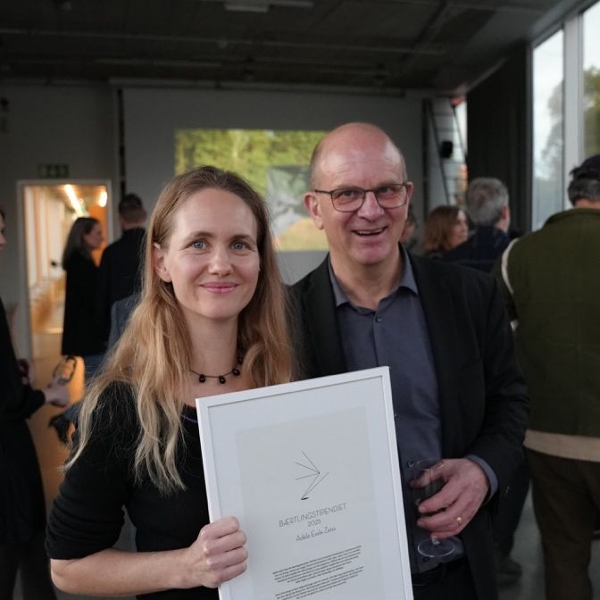 Adèle Essle Zeiss på Bonniers Konsthall efter att ha tagit emot Bærtlingstipendiet av verkställande ledamoten Håkan Nilsson. Hennes konst utforskar balans, rörelse och kroppens förhållande till rum. Foto: Fredrik Redelius