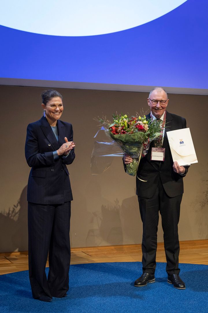 Kronprinsessan Victoria överlämnar Stora forskningspriset i veterinärmedicin till den allra första mottagaren, professor Henrik Elvang Jensen vid prisceremonin på SLU.