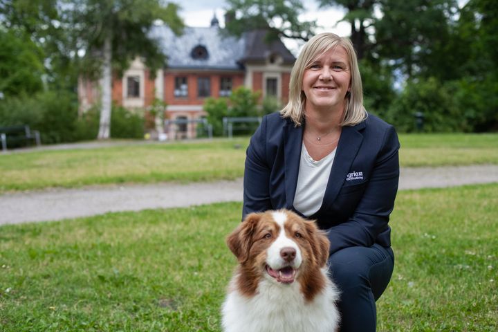 Monica Tuvelid tar över rodret för Agria i Sverige. Här tillsammans med sin hund Magic.