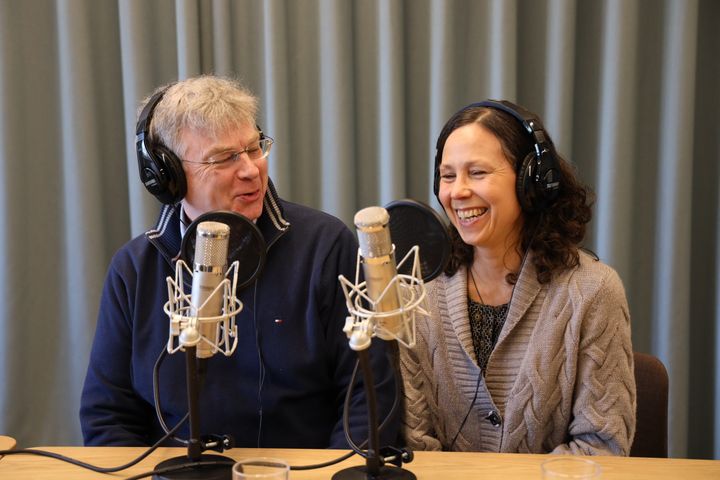 Anki Yngve, programledare för Telling Tails, pratar om fång med professor Johan Bröjer från SLU.