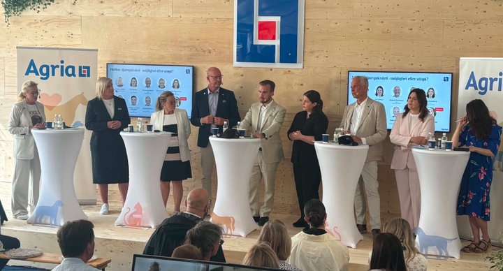 Moderator Johanna Lind Bagge, Monica Tuvelid, Sverigechef Agria, Alexandra Anstrell (M), Magnus Oscarsson (KD), Mattias Eriksson Falk (SD), Elin Nilsson (L), Anders Karlsson (C) Sofia Skönnbrink (S) samt Rebecca Le Moine (MP).