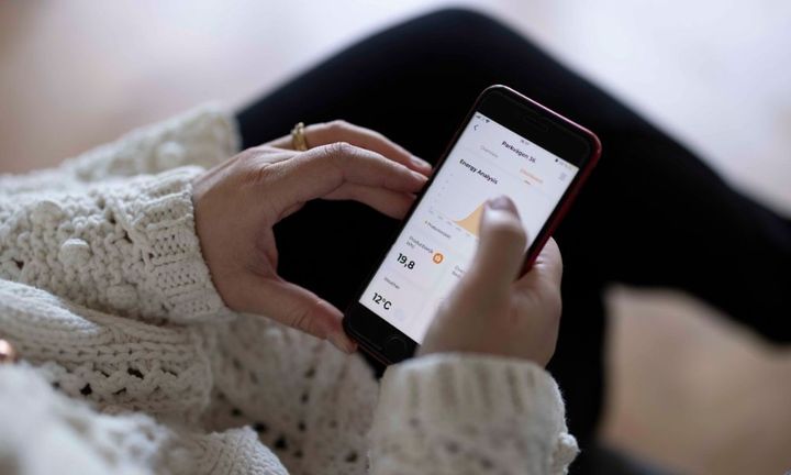 Tack vare ökad mängd sol- och vindkraft i elsystemet kan elpriset vara lägre på dagen än på natten. Det innebär både möjligheter och utmaningar för konsumenter.