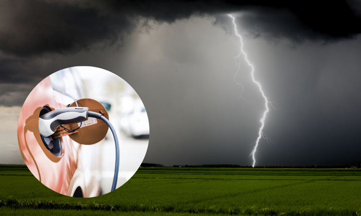 Ladda inte bilen under åskväder. Ett blixtnedslag kan orsaka överspänningar som skadar både laddboxen och bilens elsystem.