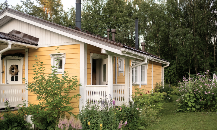 Kontrollera elanläggningens status innan du inviger sommarstugesäsongen. Passa även på att se över hur stugan kan energieffektiviseras, för en trygg och säker vistelse i sommarparadiset.