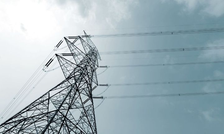bild på en stor elledning från stamnätet