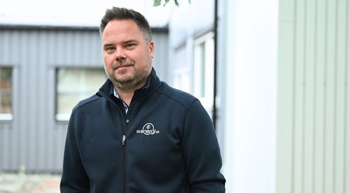 En man i en blå jacka med texten C4 Energi tryckt. Han heter Fredrik Rosenberg