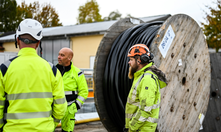 I samband med etableringen av en ny gång- och cykelbana i Åhus genomförs en samförläggning av el- och fiberkablar. Dessutom flyttas dagvattenbrunnar och belysningsinfrastruktur byts ut. Samverkansarbetet minskar störningar och håller nere kostnader.