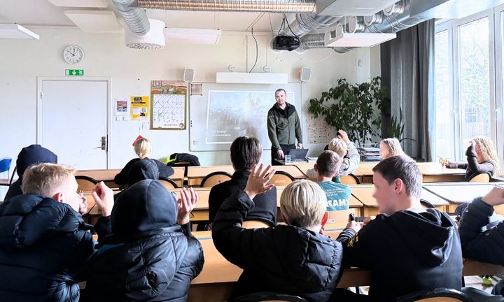 Ett klassrum med flera barn i