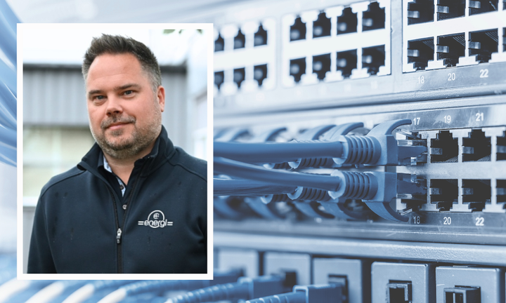 Alt text: En man i arbetskläder från C4 Energi står framför en montagebild av nätverkskablar och switchar.