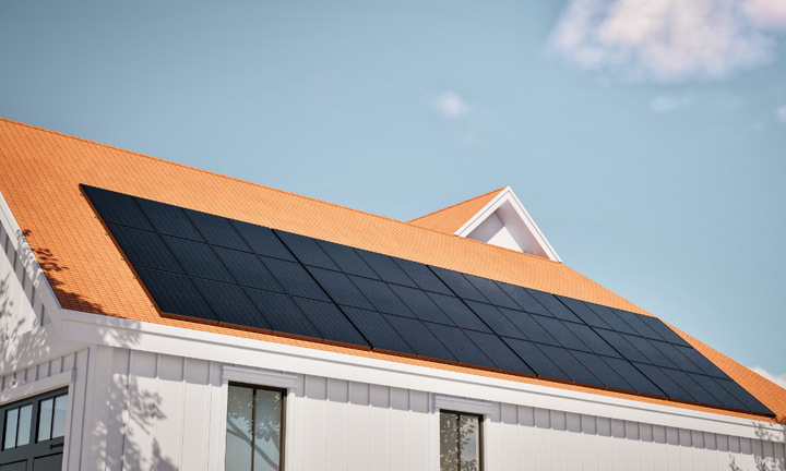 Hus med solcellspaneler på taket