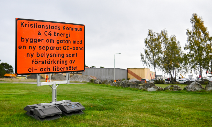 Skylt med info om ombyggnation i gatan för ny gång- och cykelbana med ny belysning samt förstärkning av el- och fibernätet.