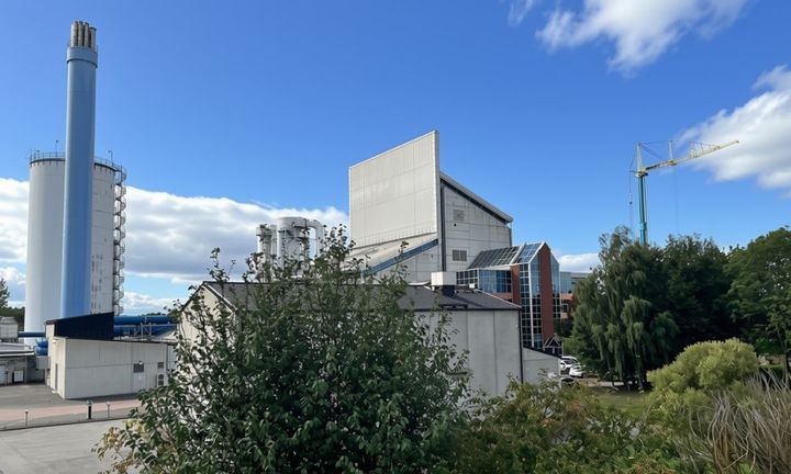 Fjärrvärmeverk i solsken