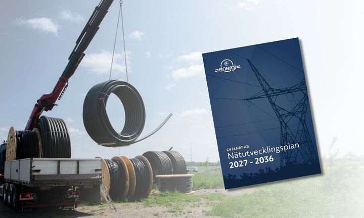 En kran lyfter en stor kabelrulle från en lastbil. Bredvid visas en broschyr med titeln "Nätutvecklingsplan 2027-2036".