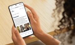 En person håller i en smartphone som visar en webbsida om elavtalet "Smartel" från C4 Energi.