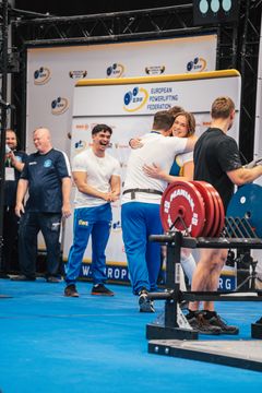 Agnes Arvidsson firar med landslagscoachen Emil Johansson efter världsrekord och titeln som europamästare!