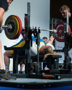 Matilda Hjälle från Malmö Lyftarklubb tar 161 kg i bänkpress.