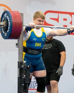 Axel Isberg från HAK-Greppet i Helsingborg lyfter sammanlagt 1005kg i knäböj, bänkpress och marklyft.