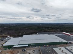 Taket på OBOS nya fabrik som väntar på 3 000 solpaneler