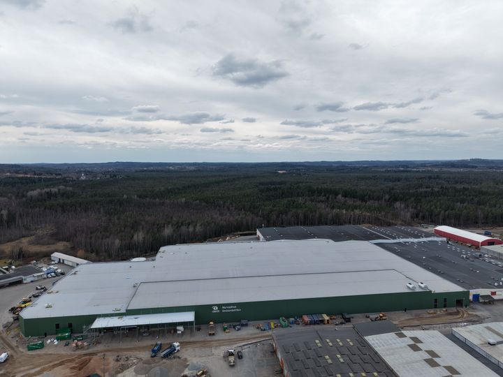 Taket på OBOS nya fabrik som väntar på 3 000 solpaneler