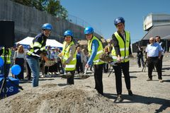 Johan Rosenqvist, HMB, Ingunn Andersen Randa, koncerndirektör storstad OBOS, Karin Wanngård, Finansborgarråd och Sofia Ljungdahl, VD OBOS Nya Hem