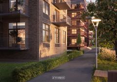 Exteriör av flerbostadshus i Bryggudden, Karlstad, med balkonger och gångväg.