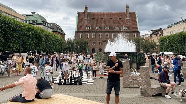 Sommartorget med spel i XL-format och bakluckeloppis.