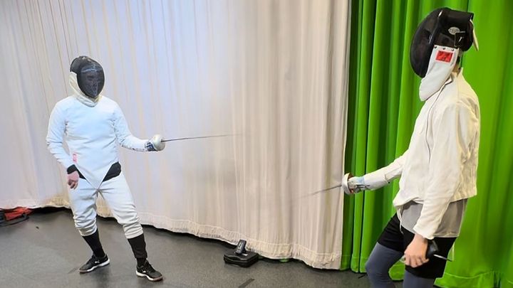 Gymnasielever på Bäckängsgymnasiet testar på fäktning