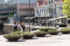 Tio blomstrande urnor uppställda på Sandwalls plats.