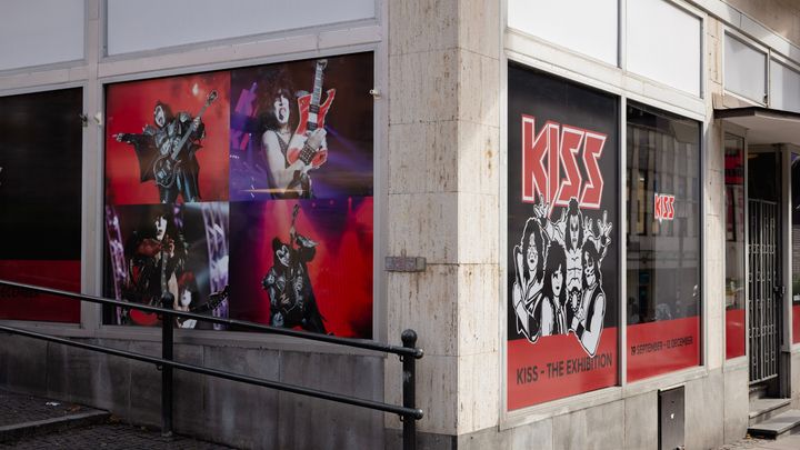 Bilder på KISS bandmedlemmar pryder flera skyltfönster.