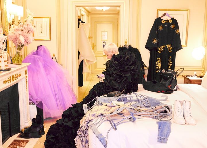 Fredrik Robertsson på Ritz i Paris omgiven av couture.