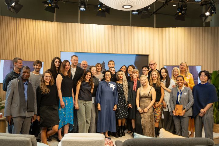 Glada studenter med nya accessoarerna för FN:s guider.