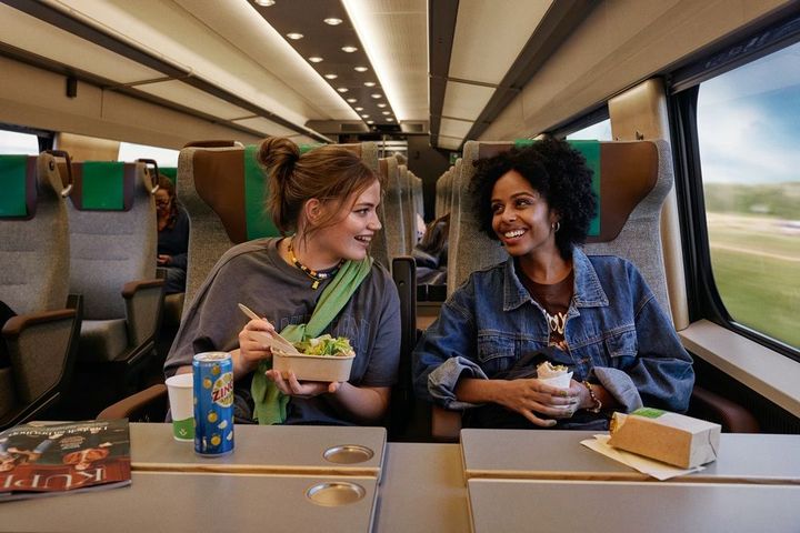 Två kvinnor ombord på ett SJ-tåg.