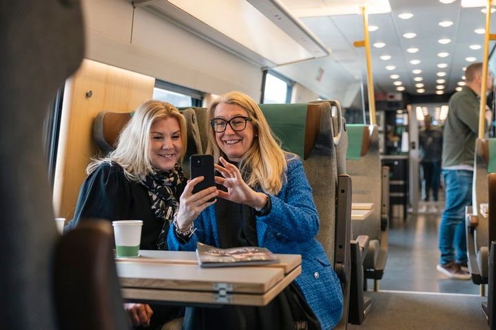 Två vänner i bistron på SJs upprustade X 2000.