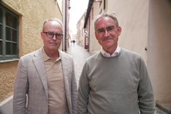 SJs vd Jonas Abrahamsson till vänster och Trafikverkets generaldirektör Roberto Maiorana till höger.