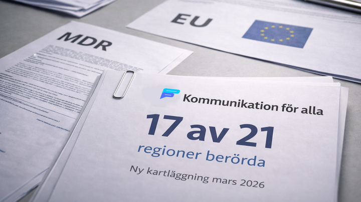 En hög av dokument på ett skrivbord. På dokumenten i bakgrunden kan man läsa MDR, EU. På pappersbunten närmast står Kommnunikation för alla, i stor text: 17 av 21, mindre text: regioner berörda. Ny kartläggning mars 2026.