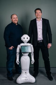 Huddinge Samhällsfastigheters humanoida AI-robot tillsammans med Mathias Holm, IT & digitaliseringschef och Henrik Örneblad, vd.