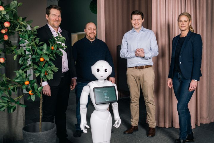 Henrik Örneblad, vd på Huddinge Samhällsfastigheter och Mathias Holm, IT & digitaliseringschef på Huddinge Samhällsfastigher tillsammans med bolagets AI-robot Pepper samt Joel Pettersson, vd på Digital Edge och Kristin Berg, vd på FAST2.