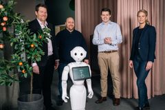 Henrik Örneblad, vd på Huddinge Samhällsfastigheter och Mathias Holm, IT & digitaliseringschef på Huddinge Samhällsfastigher tillsammans med bolagets AI-robot Pepper samt Joel Pettersson, vd på Digital Edge och Kristin Berg, vd på FAST2.