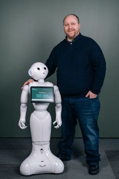 Huddinge Samhällsfastigheters humanoida AI-robot tillsammans med Mathias Holm, IT & digitaliseringschef