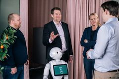 Henrik Örneblad, vd på Huddinge Samhällsfastigheter och Mathias Holm, IT & digitaliseringschef på Huddinge Samhällsfastigher tillsammans med bolagets AI-robot Pepper samt Joel Pettersson, vd på Digital Edge och Kristin Berg, vd på FAST2.