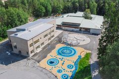 På uppdrag av Huddinge kommun och i samarbete med Heving och Hägglund har vi byggt om och till Sjötorpsskolan i Skogås för att möta dagens pedagogiska behov och skapa fler skolplatser. Vid terminsstarten öppnade skolan förskoleklass upp till årskurs 6.