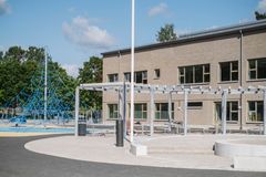 På uppdrag av Huddinge kommun och i samarbete med Heving och Hägglund har vi byggt om och till Sjötorpsskolan i Skogås för att möta dagens pedagogiska behov och skapa fler skolplatser. Vid terminsstarten öppnade skolan förskoleklass upp till årskurs 6.