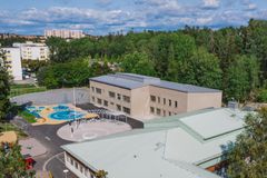 På uppdrag av Huddinge kommun och i samarbete med Heving och Hägglund har vi byggt om och till Sjötorpsskolan i Skogås för att möta dagens pedagogiska behov och skapa fler skolplatser. Vid terminsstarten öppnade skolan förskoleklass upp till årskurs 6.