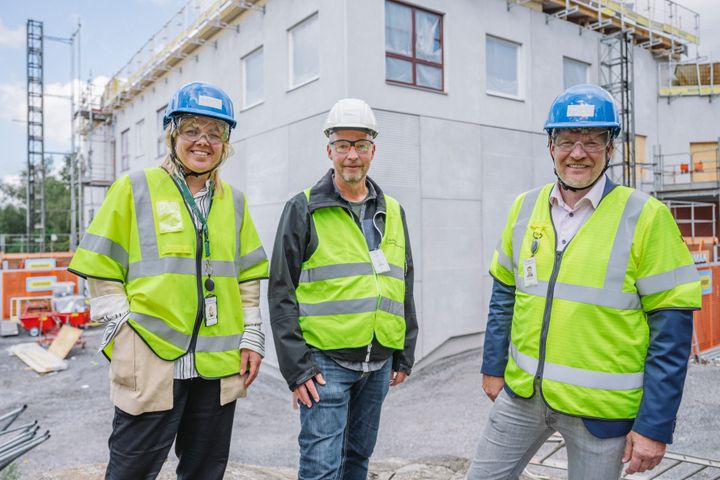 – Egentligen är det superenkelt. Alla ska komma hem friska och oskadda från jobbet, säger Hanna Gregeby, biträdande förvaltningschef på Huddinge Samhällsfastigheter om att bolaget anslutit sig till Håll Nollan. Här med Björn Wiklund, projektchef, och Henrik Örneblad, vd, Huddinge Samhällsfastigheter vid om- och tillbyggnadsprojektet Stensängsskolan.