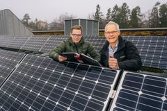 Karl Samuelsson, chef specialister och ansvarig för Huddinge Samhällsfastigheters solcellsprojekt och Lars-Göran Sander, styrelseordförande Huddinge Samhällsfastigheter.