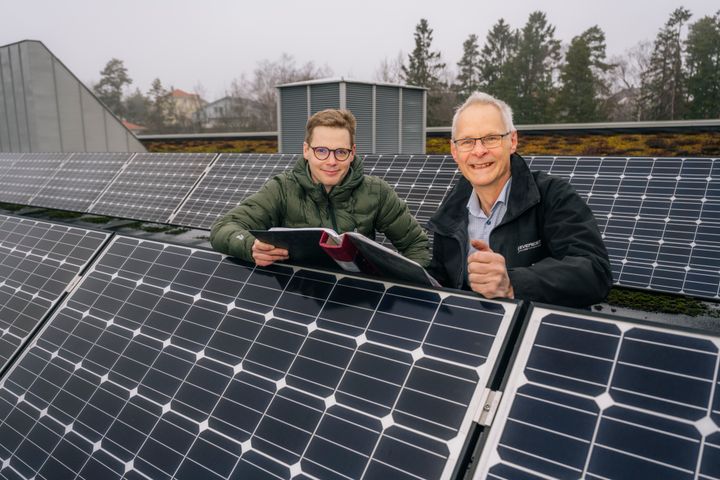 Karl Samuelsson, chef specialister och ansvarig för Huddinge Samhällsfastigheters solcellsprojekt tillsammans med Lars-Göran Sander, styrelseordförande, Huddinge Samhällsfastigheter.