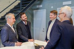 Stefano Capuzzi, Energy Efficiency Engineer och Assen Gasharov, senior Expert från European Investment Bank (EIB) besökte i december Huddinge. Här tillsammans med Huddinge Samhällsfastigheters representanter Henrik Örneblad, vd, Frida Gustafsson, projektledare och Lars-Göran Sander, styrelseordförande.