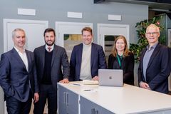 Stefano Capuzzi, Energy Efficiency Engineer och Assen Gasharov, senior Expert från European Investment Bank (EIB) besökte i december Huddinge. Här tillsammans med Huddinge Samhällsfastigheters representanter Henrik Örneblad, vd, Frida Gustafsson, projektledare och Lars-Göran Sander, styrelseordförande.