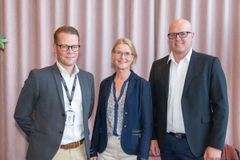 Martin Junblad, vd Cobab tillsammans med Åsa Hedenberg, tillförordnad vd och Håkan Lindblom, affärsområdeschef fastighetsutveckling Huddinge Samhällsfastigheter.