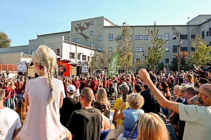 Vid invigningen närvarade elever, lärare, vårdnadshavare, politiker och projektansvariga. Däribland Åsa Hedenberg, tillförordnad vd för Huddinge Samhällsfastigheter och Eeva Laine (S), ordförande för kultur- och fritidsnämnden i Huddinge kommun.